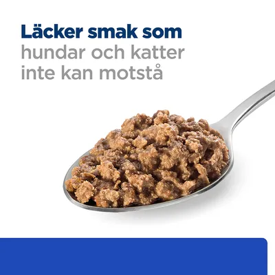 Text: Läcker smak som hundar och katter inte kan motstå. Sked med våtfoderbitar.