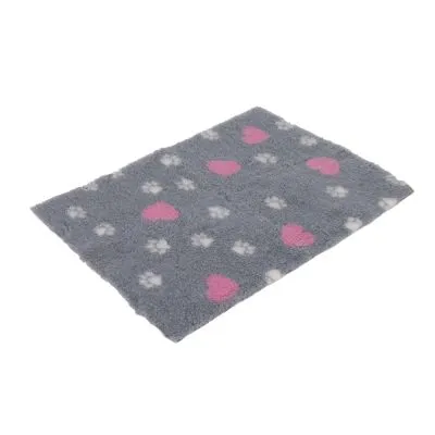 Tapis gris en tissu avec motifs de cœurs roses et empreintes blanches visibles sur toute la surface.