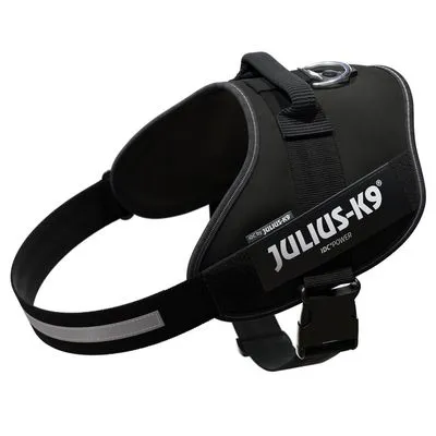 JULIUS-K9 IDC®-POWER hondentuig, zwart met reflecterende band en metalen ring, merknaam duidelijk zichtbaar op de zijkant.