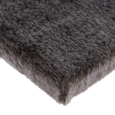 Close-up de uma superfície de pelúcia cinzenta e macia. Adequado para descrever o material ou a textura de um produto.