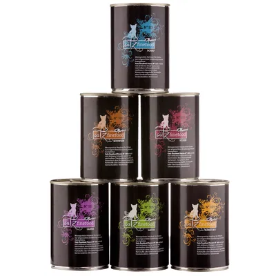 Seis latas de comida para gatos catz finefood Purrrr, variedades N° 13 Schaf, N° 10 Schwein, N° 103 Huhn, N° 11 Lamm, N° 105 Lachs y N° 107 Känguru, etiquetas de colores.