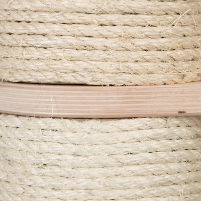 Naturfarbenes Sisalseil auf Holzrolle, geeignet für handwerkliche Anwendungen oder Reparaturen.