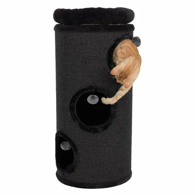 Schwarzer Kratzbaum in Zylinderform mit mehreren Öffnungen und Spielzeugbällen. Eine orangefarbene Katze spielt durch eine der Öffnungen.
