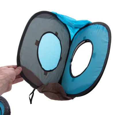 Faltbare Spieltunnel aus blauem und braunem Stoff mit runden Öffnungen, geeignet für Haustiere. Hand zeigt die flexible Struktur des Tunnels.
