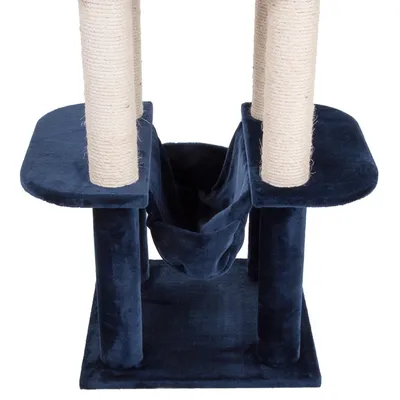 Krabpaal met donkerblauwe pluche bekleding, twee sisalpalen en een hangmat in het midden. Basis en plateaus zijn rechthoekig.