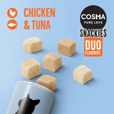COSMA PURE LOVE SNACKIES DUO FLAVOURS, CHICKEN & TUNA. Kuutiomaisia herkkuja, purkki jossa kissan siluetti. Teksti englanniksi.