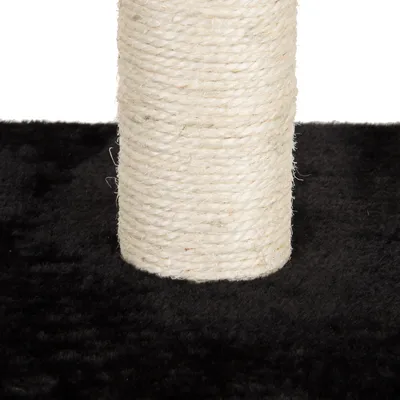 Poteau recouvert de corde en sisal beige sur base noire en tissu, détail visible du matériau et de la texture.