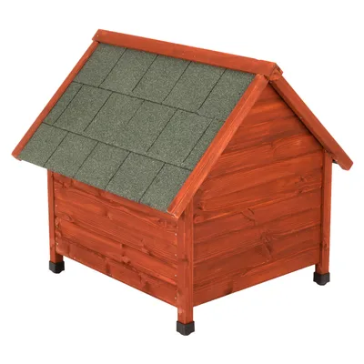 Caseta para perro de madera con techo a dos aguas cubierto de tejas verdes. Estructura elevada sobre patas negras visibles.