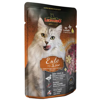 Leonardo Cat Food Ente + Käse, anatra e formaggio, con olio di salmone, senza cereali né zucchero aggiunto, 85 g. Immagine di un gatto sul fronte della confezione.
