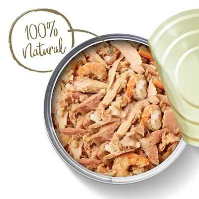 Otevřená konzerva s masem a krevetami, viditelný nápis '100% Natural' na obrázku.