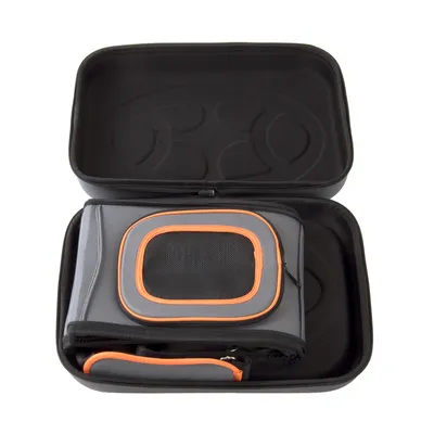 Valise rigide noire ouverte contenant une pochette grise avec fermeture éclair et bordure orange, poche en filet noir visible sur le dessus de la pochette.