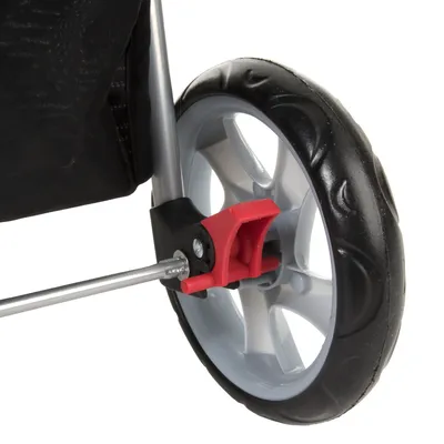 Roue arrière en plastique avec frein rouge d’une poussette pour animaux, structure métallique visible.