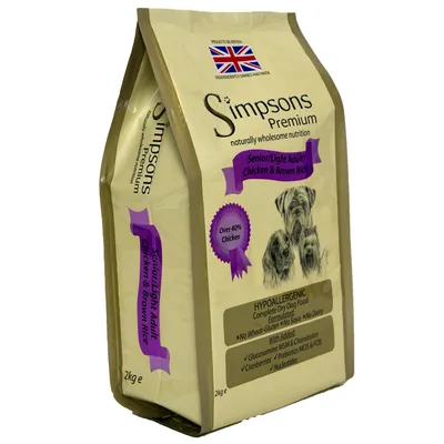 Simpsons Premium Senior/Light Adult Chicken & Brown Rice, 2 kg. Hypoallergenic tørfoder til hunde. Ingen hvede, gluten, soja eller mejeriprodukter. Britisk flag synligt på pakken.