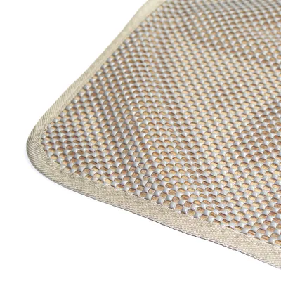 Primo piano di un tappetino beige-grigio con struttura antiscivolo e bordo intrecciato.