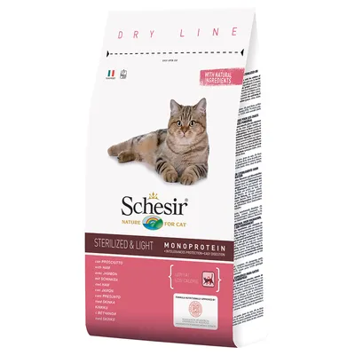 Confezione di crocchette Schesir Nature for Cat Sterilized & Light Monoprotein con prosciutto, indicato low fat low calorie, scritta 'with natural ingredients', immagine di gatto tigrato.