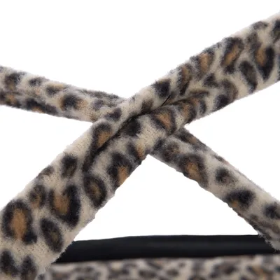 Vista detallada de un material textil con estampado de leopardo en tonos marrón, negro y beige.