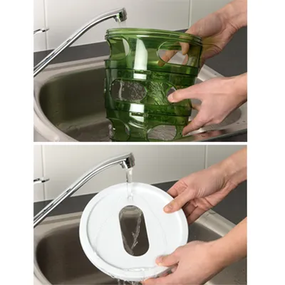 Twee afbeeldingen: handen spoelen een groene kunststof container en een witte kunststof deksel af onder de kraan bij een gootsteen.