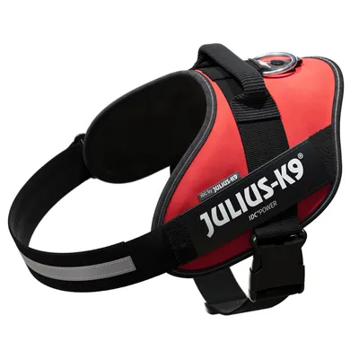 Julius-K9 IDC Power Hundegeschirr in Rot mit schwarzem Gurt und reflektierenden Elementen, robuste Schnalle und Griff sichtbar.