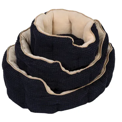 Schwarzes, gestepptes Haustierbett mit beigem Innenfutter und dekorativer Kordel an den Rändern. Runde Form, mehrschichtiges Design.