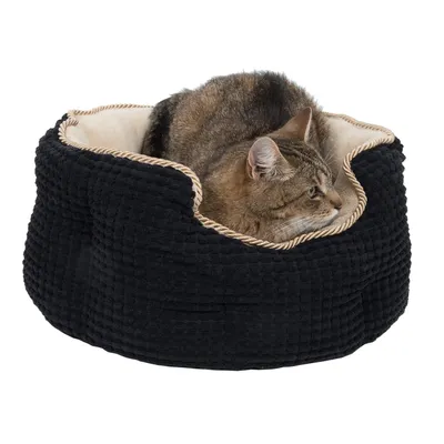 Braun getigerte Katze liegt in einem schwarzen, gepolsterten Haustierbett mit beigem Innenfutter und dekorativer Kordel am Rand.