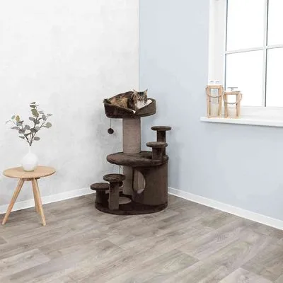 Árvore de arranhar castanha com vários níveis e cama superior, um gato deitado no topo. Estrutura em tecido e sisal visível.