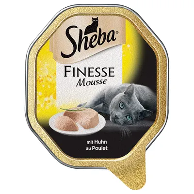 Sheba Finesse Mousse, mit Huhn au Poulet. Billede af grå kat og mousse på tallerken vises på emballagen.