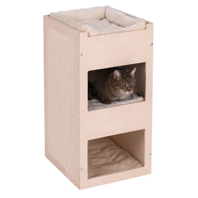 Kissan puinen torni, jossa kolme tasoa: ylin pehmustettu peti, keskitasolla kissa sisällä, alimmalla tyhjä pehmuste. Sivussa näkyy raapimapinta.