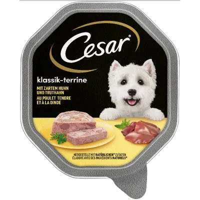 Envase de comida húmeda Cesar klassik-terrine, con imágenes de terrina y carne. Texto visible: 'MIT ZARTEM HUHN UND TRUTHAHN', 'HERGESTELLT MIT NATÜRLICHEN ZUTATEN'.