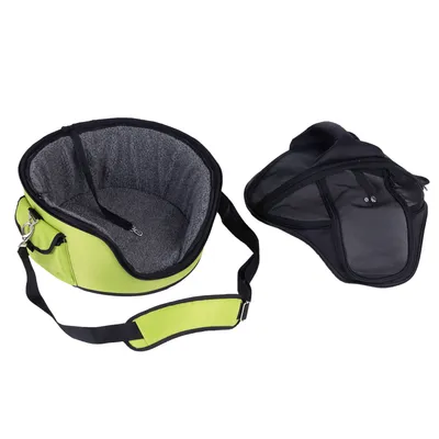 Panier de transport vert avec sangle réglable, intérieur gris en tissu doux, capot noir amovible en maille et attache métallique visible sur le côté.