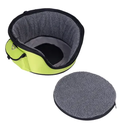 Panier pour animal en tissu vert avec intérieur gris doux, coussin rond amovible assorti posé à côté. Fermeture éclair et poche latérale visibles.