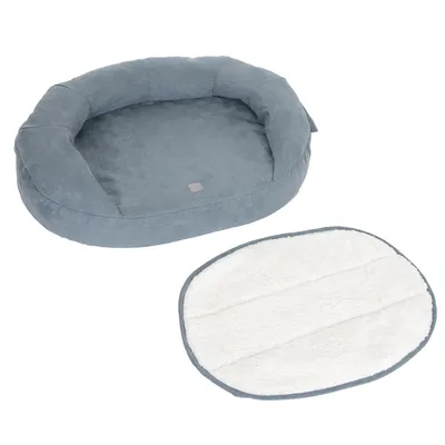 Ovales, graues Haustierbett mit abnehmbarem, weissem Polster. Bett aus weichem Stoff und Polster mit flauschiger Oberfläche.