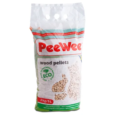 PeeWee träpellets, 3 kg/5 l, tillverkade av förnybara material, 100 % biologiskt nedbrytbara. ECO-märkning synlig. Förpackning visar djurformer av pellets: kanin och katt.