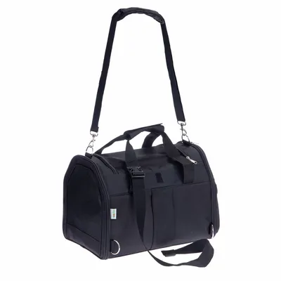 Sac de transport noir en tissu avec bandoulière réglable, poignées et fermetures éclair visibles, côtés en maille pour aération, étiquette cousue sur le côté.