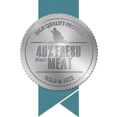 HIGH QUALITY PROTEIN, 40% FRESH MEAT AT LEAST, WILD & FREE – tekst in het Engels op een zilverkleurig zegel. Niet vertaald.