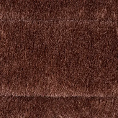 Gros plan sur une surface en tissu marron à poils courts, sans autres éléments visibles.