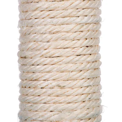 Gros plan sur un poteau recouvert de corde en sisal, matériau tressé beige clair visible, utilisé pour griffoirs ou arbres à chat.