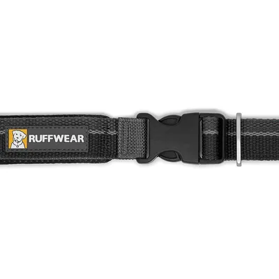Ruffwear hondenhalsband van zwart textiel met kliksluiting en metalen ring, zichtbaar merklabel 'RUFFWEAR' op de band.