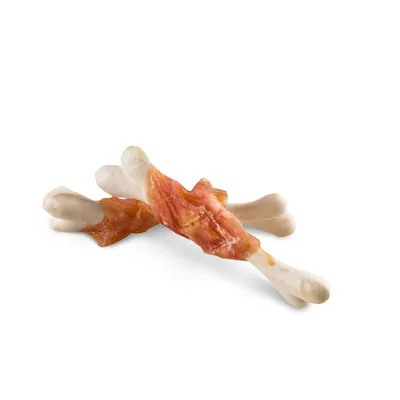 Due ossi da masticare con superficie bianca, avvolti da carne essiccata di colore rossastro.