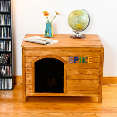 Niche en bois avec ouverture en arc, lettres colorées formant le nom SPIKE sur la façade. Objet décoratif, globe et journal posés sur le dessus.