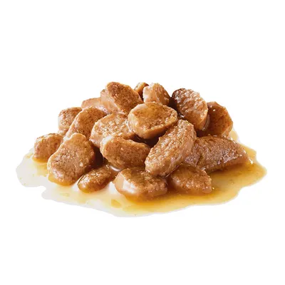 Мокра храна за домашни любимци – месни хапки в сос, без видима опаковка или марка.