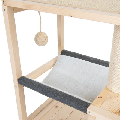 Kratzbaum aus Holz mit Hängematte aus weissem Plüsch, grauen Stoffkanten und Spielball aus Sisal. Ideal für Katzen zum Spielen und Entspannen.
