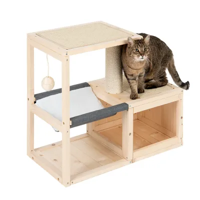 Holz-Katzenmöbel mit Kratzfläche, Hängematte, Spielball und Sisal-Kratzsäule. Katze sitzt auf der oberen Plattform.
