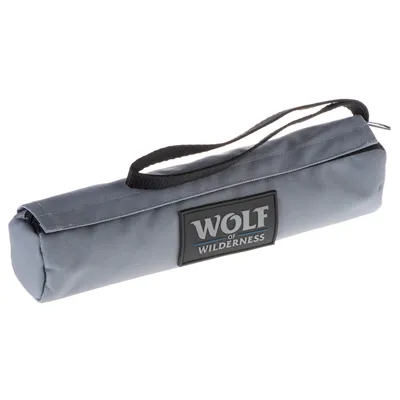 Wolf of Wilderness Dummy aus grauem Stoff mit schwarzem Tragegriff und Logoaufdruck.