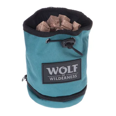 Wolf of Wilderness Snackbeutel in Türkis mit Kordelzug, gefüllt mit braunen Leckerli-Stücken.