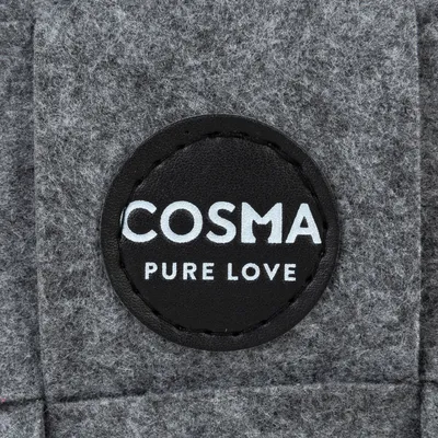 Cosma Pure Love. Logotip blagovne znamke na sivem filcu.