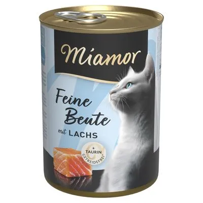 Miamor Feine Beute mit Lachs kattenvoer, afbeelding van een witte kat, stuk zalm en tekst: Taurin, graanvrij. Tekst op verpakking in het Duits.