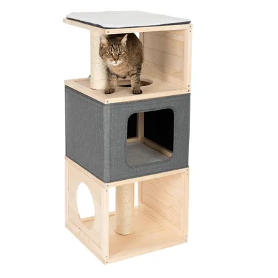 Klösträd av trä med tre nivåer, grå tygklädsel och sisal-klösstolpe. Katt på översta nivån.