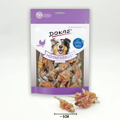 Dokas Hühnerbrust mit Fisch, verpakking met zichtbare stukjes kip en vis, afbeelding van hond op de voorkant, maatindicatie: ~6 cm.