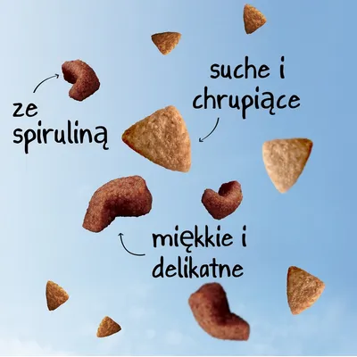 Kawałki karmy z widocznymi napisami: ze spiruliną, suche i chrupiące, miękkie i delikatne.