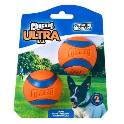 Chuckit! Ultra Ball, 2 stuks, maat klein. Oranje-blauwe ballen in verpakking met afbeelding van hond en tekst: Outplay the Ordinary. Materiaal niet gespecificeerd.